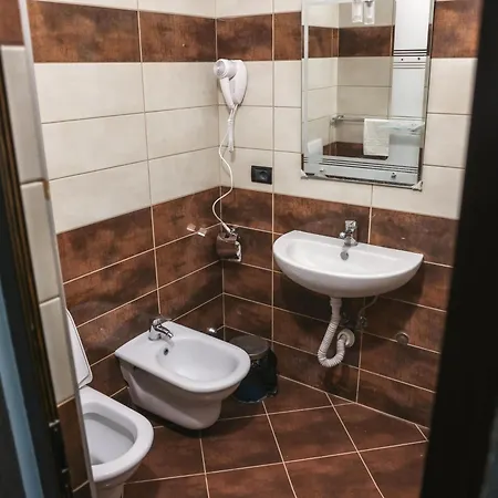 Hotel Keshtjella M&d , Ndoq